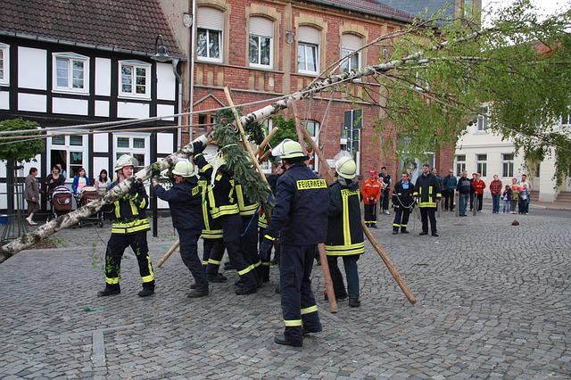 das Maibaumaufstellen wird heute oft von der Feuerwehr übernommen.