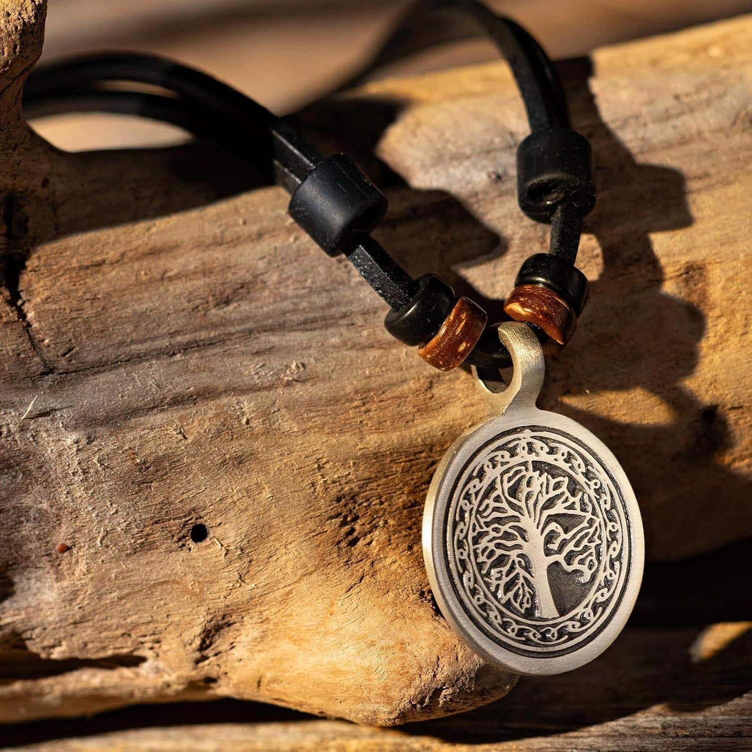 HANA LIMA & Vegvisir: Lederketten, Symbole und Stil